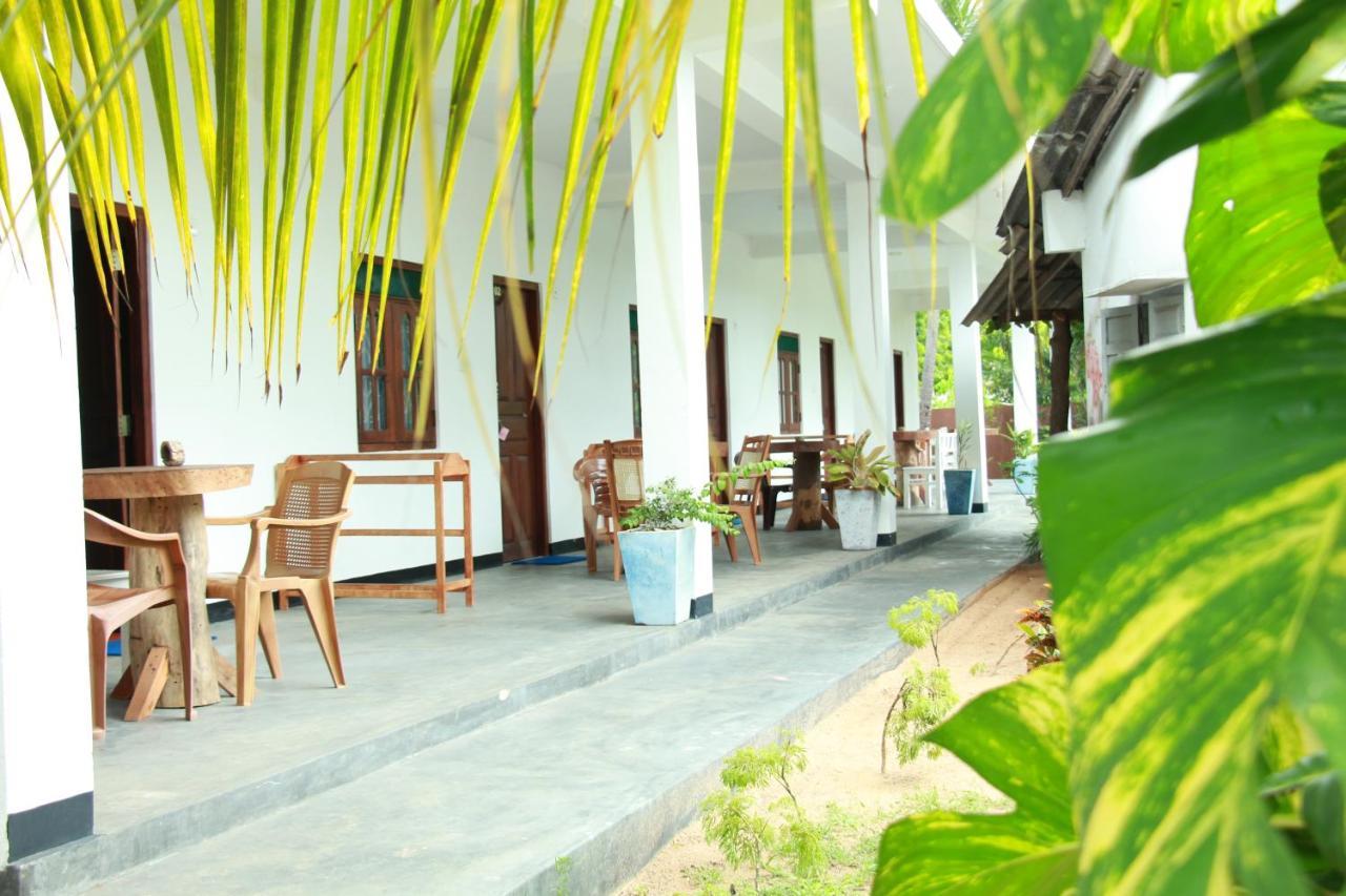 Lobster Inn Trincomalee Exteriör bild